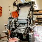 All�interno della tipografia Claudia ci fa notare come gli strumenti di produzione siano cambiati nel tempo...